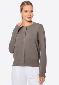 Hellgrauer Cardigan aus weichem Strickstoff mit Rundhalsausschnitt, langen Ärmeln und Knopfverschluss an der Vorderseite.