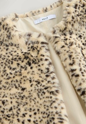 Beige Kunstfelljacke mit schwarzem Leopardenmuster. Hat eine weiche Textur und einen schlichten, runden Halsausschnitt. Markenlabel innen sichtbar.