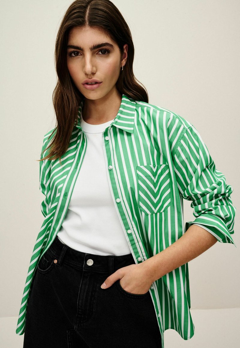 Next OVERSIZED  - Nööpidega pluus - green and white spliced stripe