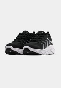 Fekete sportcipők strukturált felsőrésszel, fehér díszítésekkel, párnázott talppal és gumi talppal, amelynek mintázata van.