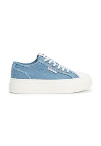 Denim-Sneaker mit einem hellblauen Stoffobermaterial, weißer Gummikappe und dicker weißer Sohle. Verfügt über metallene Ösen und weiße Schnürsenkel.