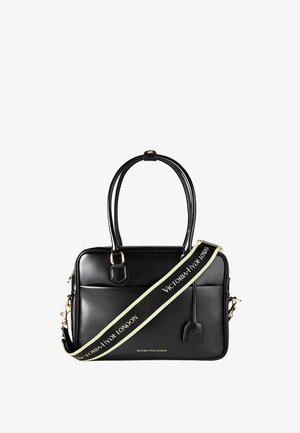 Sort læderhåndtaske med struktureret design, dobbelte håndtag og en aftagelig strop med et logo. Indeholder guldfarvede hardware detaljer.