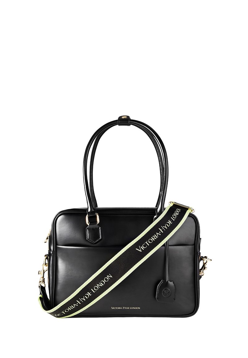 Sort læderhandbag med dobbelt håndtag, en aftagelig rem med branding og to fremtrædende forlommer. Hardware i guldtonet.