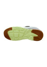 Die Schuhsohle verfügt über ein mehrlagiges Design; überwiegend aus grünem Gummi mit braunen Akzenten, strukturiert für Grip und gemustert für Traktion.