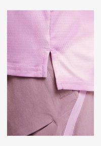 Seleccionado, beyond pink black