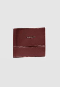 Portafoglio in pelle rossa con cuciture crema, design bi-fold, logo in rilievo nella parte anteriore e slot per carte visibili nella sezione superiore.