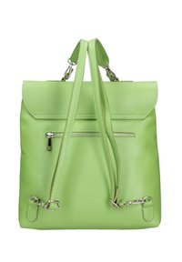 Groene leren rugzak met een gestructureerd oppervlak, bovenklep sluiting, verstelbare schouderbanden en een ritsvak aan de achterkant.