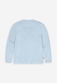 Langärmliges, hellblaues Hemd; weiches Baumwollmaterial, runder Ausschnitt, seitliche Schlitze am Saum und Kontrastnähte entlang der Kanten.