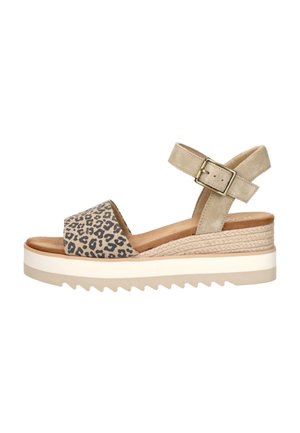 Sandale compensée beige avec bride avant imprimé léopard, bride de cheville avec boucle, semelle intermédiaire tressée et semelle extérieure blanche en caoutchouc rainurée.