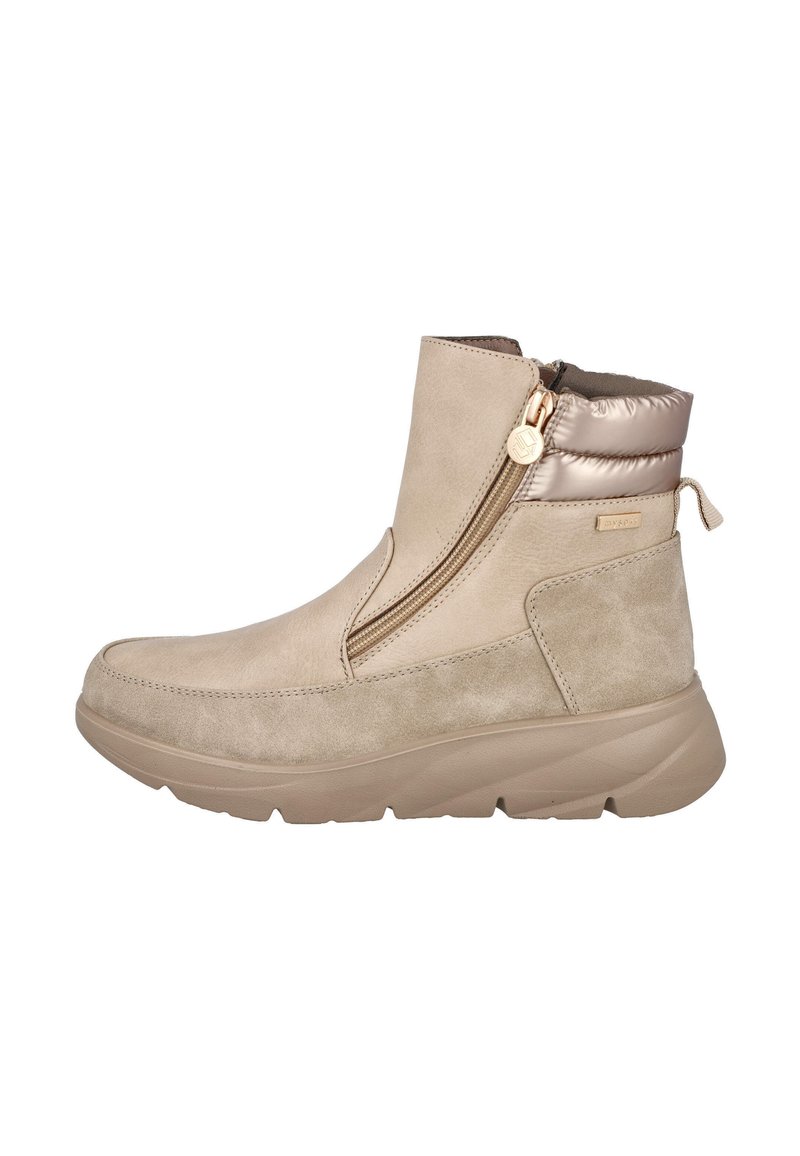 Botín beige con cremallera lateral, cuello acolchado, lazo en el talón y suela de goma gruesa, diseñado para un uso casual.