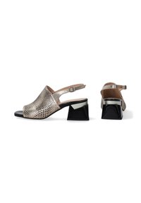 Metallisk guld perforeret slingback sko med åben tå, sort platform og geometrisk blokhæl, der har en spænde til sikker pasform.