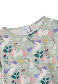 Lasten paita, jossa on vaaleanvihreällä taustalla pastellisävyinen yksisarvinen, perhonen, kukka, kuu, tähti ja pupu -kuvio.