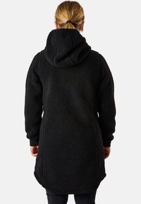 Schwarzer Fleece-Mantel mit Kapuze, langen Ärmeln und einer strukturierten Oberfläche. Das Design zeichnet sich durch einen geraden Schnitt und einen leicht abgerundeten Saum aus.
