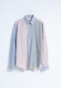 Camisa a rayas con rayas verticales en rosa, azul y verde. Cuello tipo botón, mangas largas y puños a rayas en contraste.