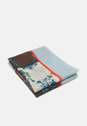 Écharpe rectangulaire pliée avec des motifs floraux bleus, des sections marron et crème, un fond bleu clair et une fine bordure orange vif.
