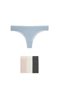 Lichtblauwe string met kantafwerking. Inclusief drie extra paren: lichtroze, wit en donkergrijs. Allemaal van een zachte stof.