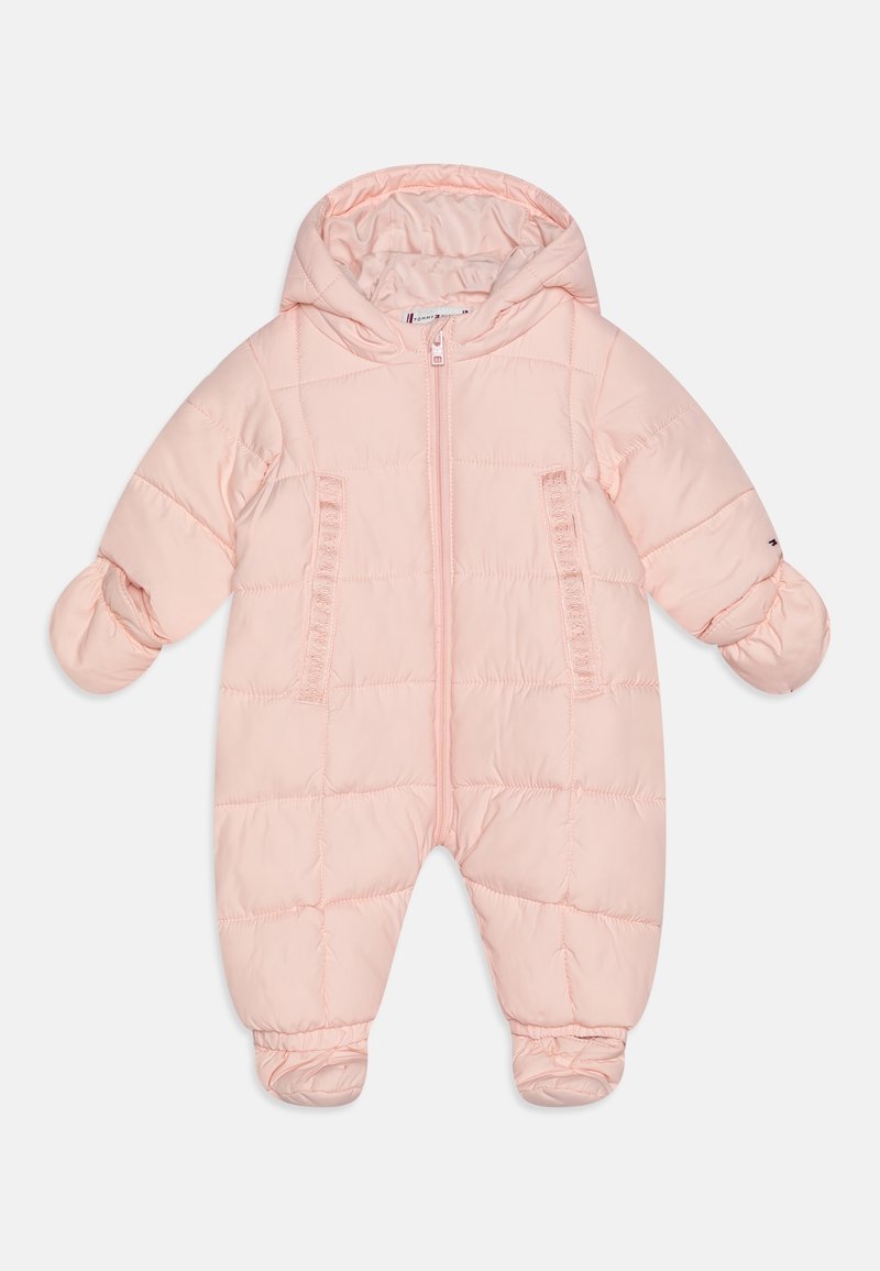 Gevoerde baby romper in zacht roze met een capuchon, ritsluiting, elastische manchetten en gestikte textuur. Twee zijzakken met decoratieve bies.