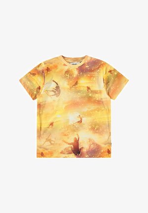 Lyhythihainen T-paita, jossa on eloisa oranssi-keltainen värimaailma ja surffikuvioita sekä vesitekstuureja painettuna koko puseroon.