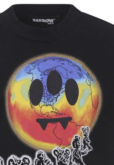 Czarna bawełniana koszulka z kolorową grafiką globu w odcieniach niebieskiego, pomarańczowego i żółtego, podkreśloną stylizowanymi czarnymi cechami twarzy i akcentami.