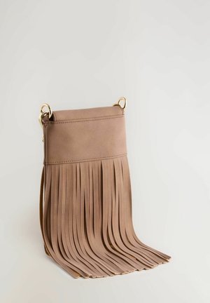 Sac en faux cuir marron avec un design à franges, accents en métal doré et bandoulière réglable. Sa forme compacte est adaptée à un usage décontracté.