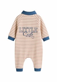 Pasiasty kombinezon w kolorze ecru i czerwonym, z niebieskim kołnierzykiem i mankietami. Na przodzie napis "LITTLE Club" z rokiem założenia 1988.