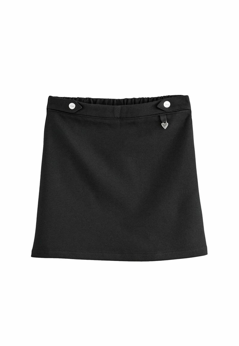 Čierna sukňa vyrobená z hladkej tkaniny, so zberaným pásom, dvoma striebornými gombíkmi vpredu a detailom vo forme srdiečka.