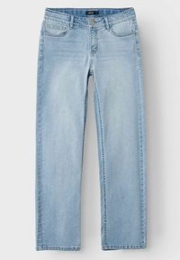 Jean en denim bleu clair à jambe droite avec fermeture à bouton et à glissière, passants de ceinture et design à cinq poches, posé à plat.