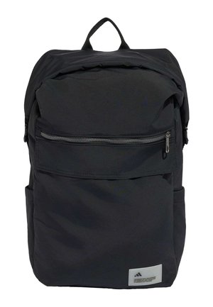 Schwarzer rechteckiger Rucksack mit vorderer Reißverschlusstasche, Seitentaschen, oberem Griff und kleinem weißen Etikett in der unteren rechten Ecke.