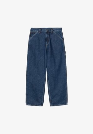 Pantalon en denim bleu à jambes larges avec poches avant, passants pour ceinture et fermeture par bouton, présenté sur un fond blanc.