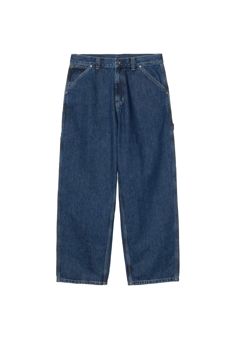 Pantalon en denim bleu à jambes larges avec poches avant, passants pour ceinture et fermeture par bouton, présenté sur un fond blanc.