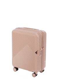 Tvrdý růžově zlatý kufr s diagonálně žebrovaným povrchem, se čtyřmi otočnými kolečky a vestavěným kombinovaným zámkem na bílém pozadí.