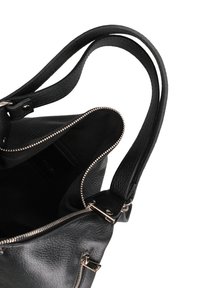 Borsa a tracolla in pelle nera con finitura texturizzata, dotata di chiusura con zip e doppi manici. L'interno è foderato in tessuto nero.