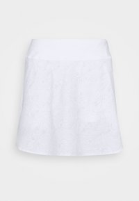 Falda corta blanca con un patrón texturizado de diseños florales en forma de remolino, que cuenta con una cinturilla ancha y una forma acampanada en A.