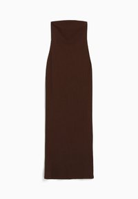 Robe bodycon ajustée en tissu brun à côtes, sans bretelles et avec une silhouette longue jusqu'au sol. Texture lisse, style minimaliste.