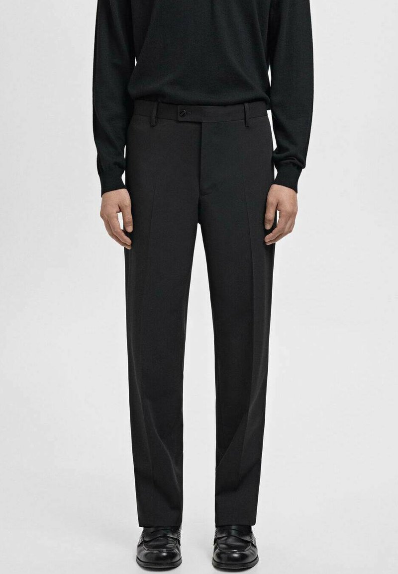 Pantalones ajustados negros con un diseño de frente plano y dos bolsillos laterales. Hechos de una tela suave, presentan un corte recto y un sutil detalle de pliegue.