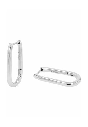 Twee gepolijste ovale vierkante oorbellen van roestvrij staal, één rechtopstaand en de andere liggend op een witte achtergrond.