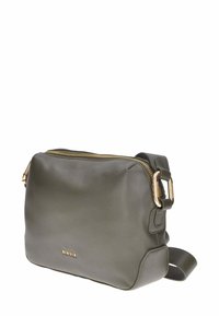 Borsa a tracolla in pelle verde oliva con zip dorata, cinturino regolabile e logo in rilievo discreto sul davanti. Texture liscia, forma rettangolare.