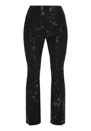 Pantaloni negri evazați cu un finisaj lucios și texturat. Au o talie înaltă și detalii subtile de-a lungul picioarelor. Material neted cu un aspect elegant.
