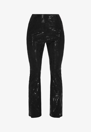 Černé zvonové kalhoty s lesklým texturovaným povrchem. Obsahují vysoký pas a jemné detaily podél nohavic. Hladká tkanina s elegantním vzhledem.