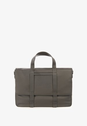 Valigetta in pelle grigio scuro con cinturini frontali, manico superiore e chiusura a patta, progettata per uso professionale o aziendale.