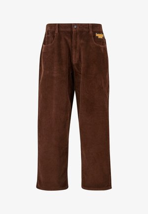 Hnědé kordové kalhoty s ribbanou texturou, rovnými nohavicemi, předními kapsami a vyšívaným žlutým logem blízko pasu.