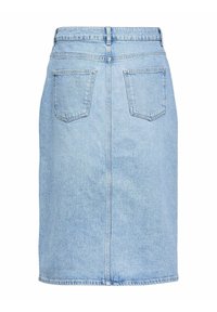 Falda de mezclilla azul clara en forma de A con costura centrada trasera, dos bolsillos traseros y un dobladillo limpio con un mínimo desgarro.