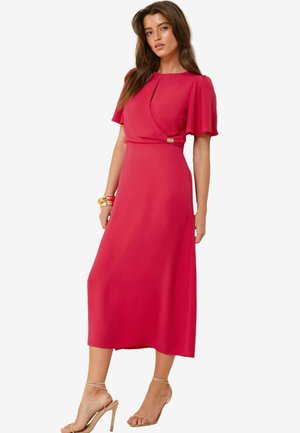 Rochie midi roșie cu mâneci fluturătoare, un design subtil de tip wrap și un accent auriu la talie. Material neted și o siluetă fluidă.