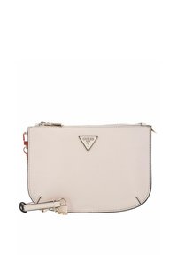 Pochette beige Guess con superficie testurizzata, logo triangolare, hardware dorato e tracolla removibile, dotata di chiusura con zip e rifiniture nere a contrasto.