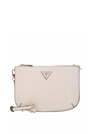 Pochette beige Guess con superficie testurizzata, logo triangolare, hardware dorato e tracolla removibile, dotata di chiusura con zip e rifiniture nere a contrasto.