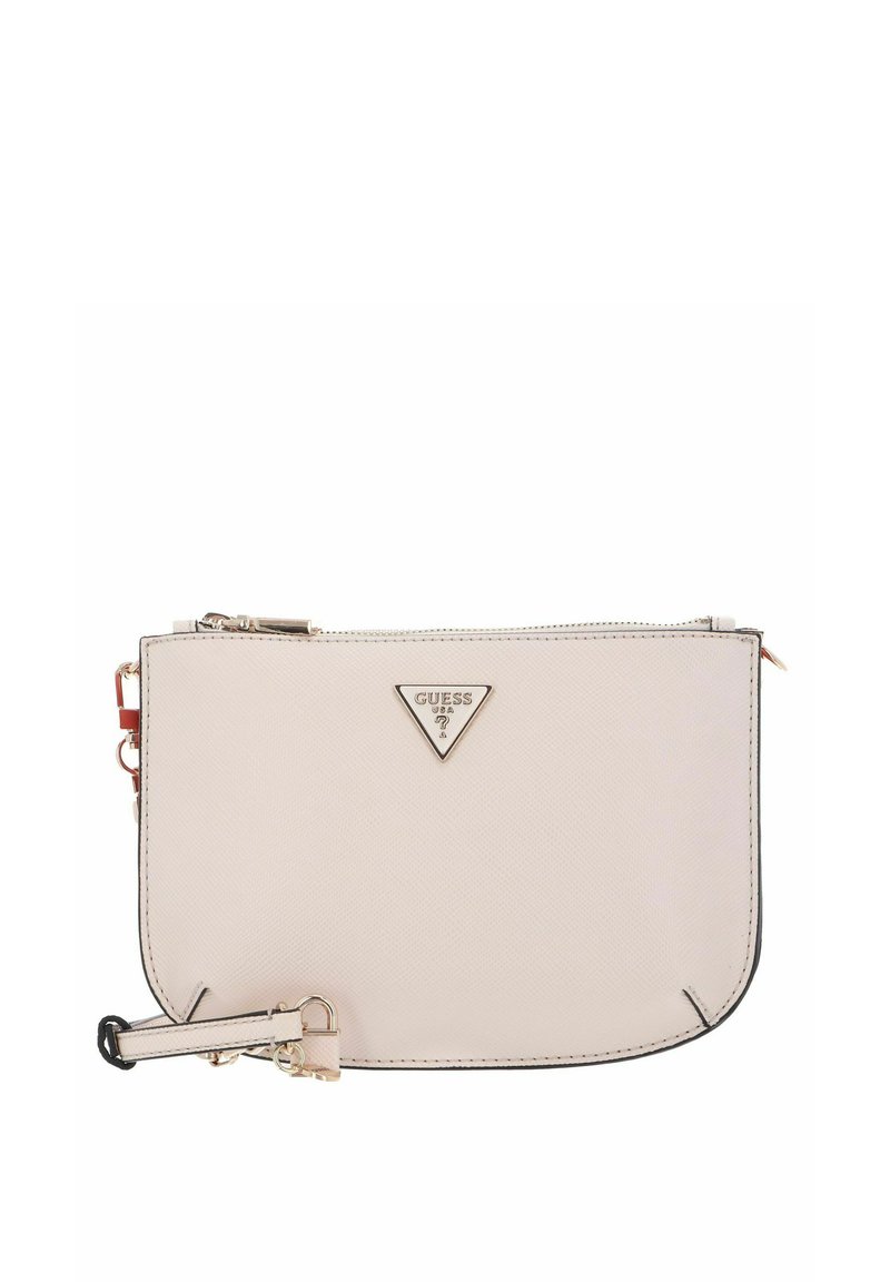 Pochette beige Guess con superficie testurizzata, logo triangolare, hardware dorato e tracolla removibile, dotata di chiusura con zip e rifiniture nere a contrasto.