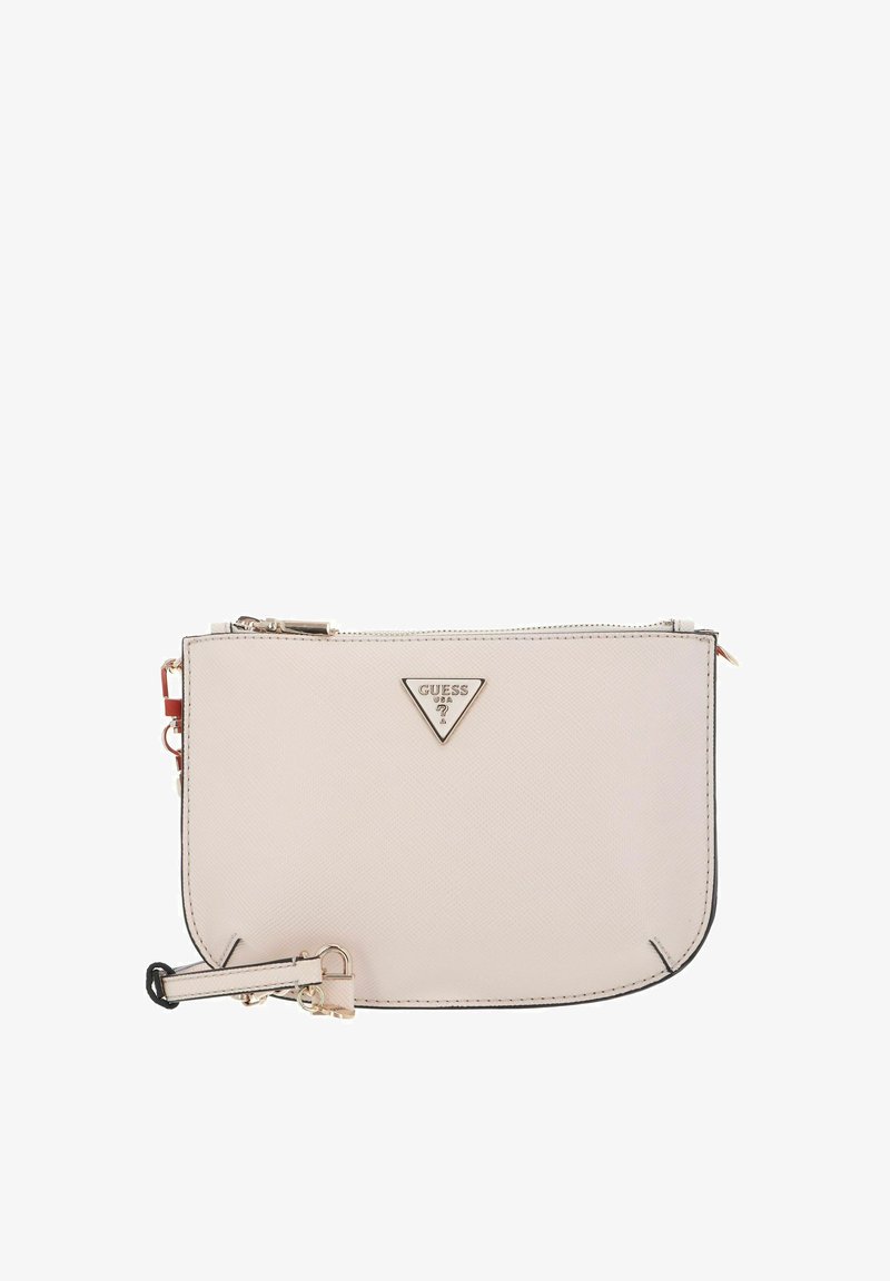 Beige Guess tas met een gestructureerd oppervlak, driehoekig logo, gouden hardware en een afneembare schouderband, voorzien van een ritssluiting en contrasterende zwarte accenten.