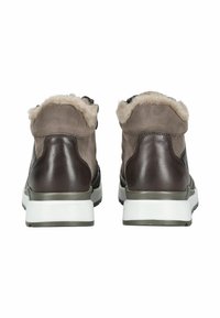 Un paio di scarpe invernali marroni e grigie con suole bianche e foderi di pelliccia beige attorno alla caviglia, viste dal retro.