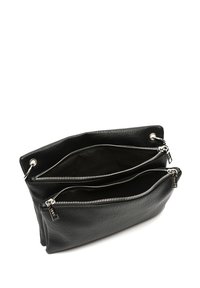Borsa a tracolla nera in pelle con due scomparti con zip, hardware argentato e superficie testurizzata. L'interno è in tessuto scuro senza motivi.