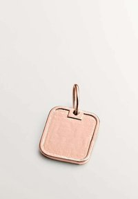 Llavero cuadrado de cuero rosa con un borde metálico en oro rosa y un lazo de sujeción circular. Superficie texturizada con un suave brillo.